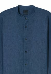 Dunkelblauses Leinenhemd mit Mandarin-Kragen, Frontblende mit sechs schwarzen Knöpfen und regular fit Design.