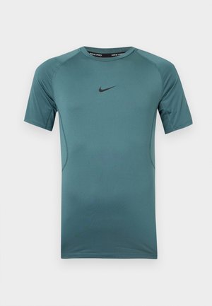 Αθλητικό μπλουζάκι Nike Pro με κοντά μανίκια σε τιρκουάζ χρώμα, λαιμόκοψη και μαύρο λογότυπο Nike swoosh στο κέντρο του στήθους.