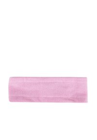 Asciugamano rosa arrotolato realizzato in tessuto texture; aspetto morbido; forma rettangolare con cuciture visibili e un colore chiaro e uniforme.