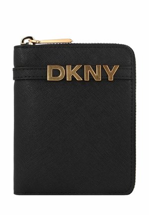 Schwarze Lederbörse mit strukturiertem Oberflächen. Sie verfügt über ein goldfarbenes "DKNY"-Logo auf der Vorderseite und einen Reißverschluss entlang der Kante.