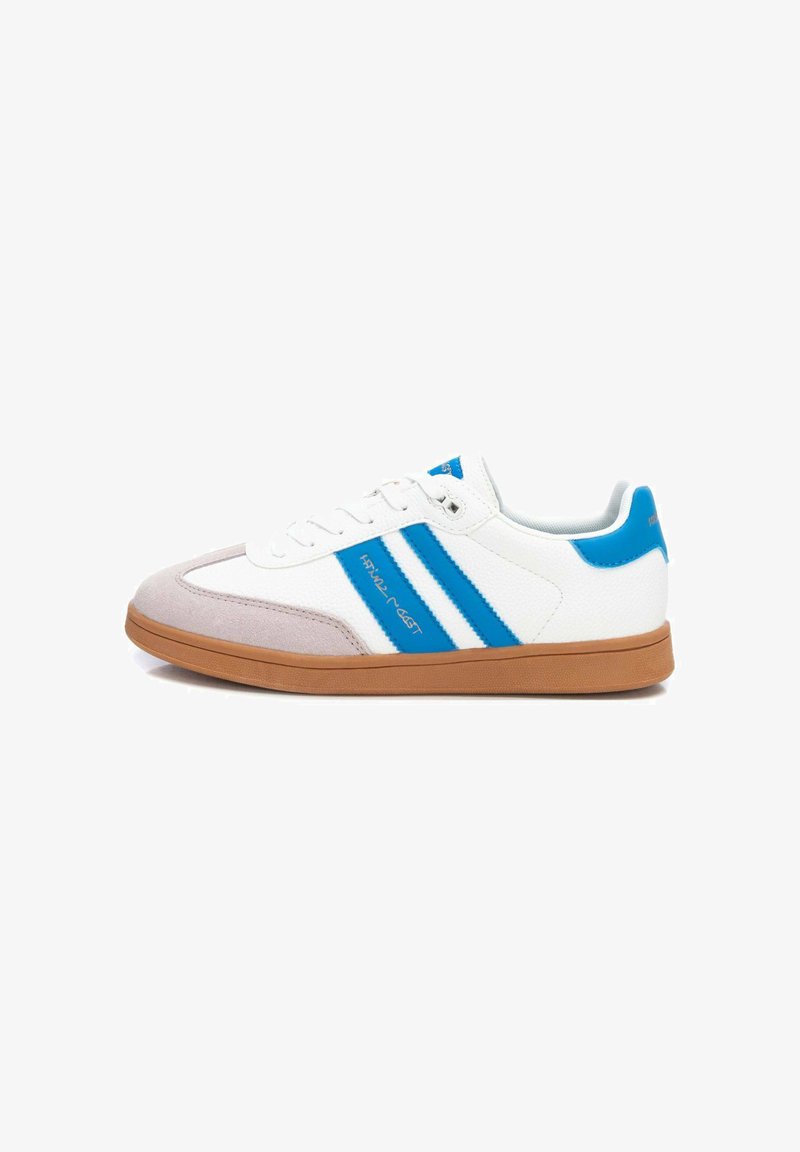 Sneaker bianco con strisce blu e punta in suede grigia. Caratterizzato da una parte superiore testurizzata e suola in gomma per una buona aderenza. Design con lacci.