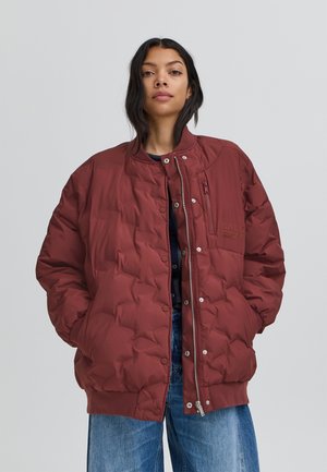 Chaqueta acolchada burdeos con diseño acolchado, cierre frontal de botones a presión, dobladillo acanalado, bolsillo con cremallera y detalles del logo en el pecho.