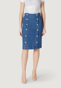 Falda de mezclilla en azul con una silueta ajustada, que presenta botones metálicos en la parte delantera y un dobladillo hasta la rodilla. Textura suave y corte recto.