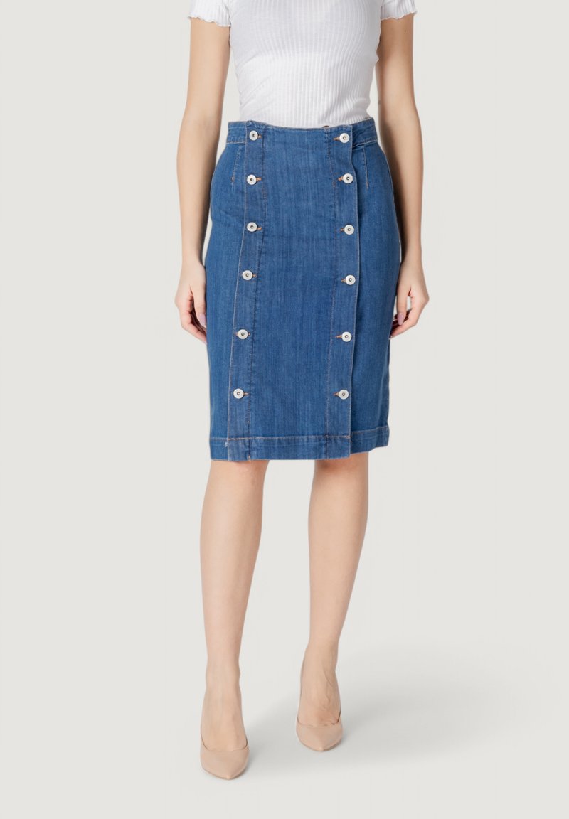 Falda de mezclilla en azul con una silueta ajustada, que presenta botones metálicos en la parte delantera y un dobladillo hasta la rodilla. Textura suave y corte recto.