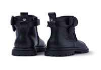 Botas de tobillo de cuero negro con un panel texturizado, un adorno de flor decorativo y una suela de goma con tacos para tracción.