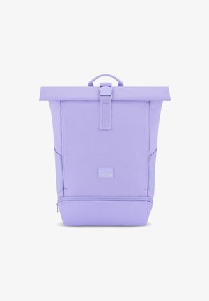 Lila szövet hátizsák, feltekerhető záródással, állítható pánttal, oldalzsebekkel és téglalap alakú dizájnnal. Elöl logó folt található.