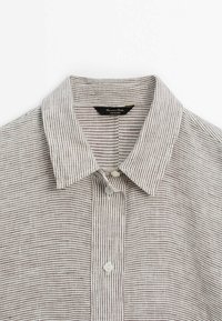 Ljusgrå skjorta med smala svarta ränder. Har knäppning och mjukt, strukturerat tyg. Märke: Massimo Dutti.