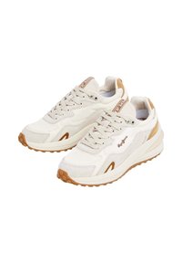 Par de zapatillas casuales en beige y blanco con acentos en marrón claro, cordones y suelas de goma texturizada, en un ángulo que muestra los lados y la parte superior.