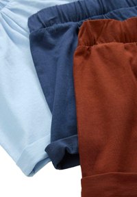 Tre paia di pantaloncini di cotone nei colori azzurro chiaro, blu navy e arancione ruggine, con vita elasticizzata e risvolti. Tessuto testurizzato con finitura liscia.