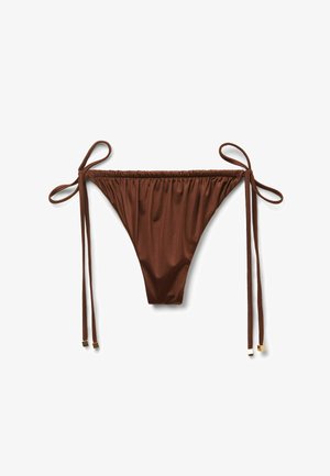Bas de bikini marron avec des nouages ajustables de chaque côté, présentant une texture plissée et des accents dorés aux extrémités des nouages.