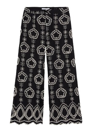 Pantalones negros de pierna ancha con patrones bordados en blanco de flores y formas geométricas en bucle a lo largo de toda la prenda y bordes con dobladillo festoneado.