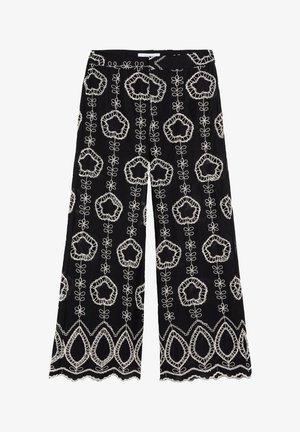 Pantalones negros de pierna ancha con patrones bordados en blanco de flores y formas geométricas en bucle a lo largo de toda la prenda y bordes con dobladillo festoneado.