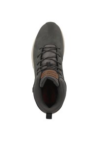 Baskets montantes grises en cuir et mesh, avec une étiquette beige, un système de laçage, un col rembourré et une semelle texturée.