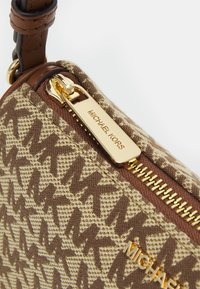 MICHAEL Michael Kors POUCHETTE - Käekott - beige/ebony