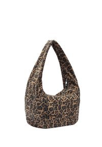 Tasje van stof met luipaardmotief, voorzien van een gebogen, brede schouderband en een ritssluiting. Zachte textuur, bruine basis met zwarte vlekken. Rond silhouet.