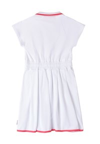 Vestido blanco con cortas mangas tipo capa, cintura elástica, falda con pliegues y borde rojo en el cuello y el dobladillo. Textura de tela suave.