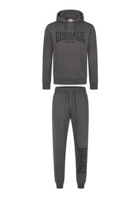 Grå sweatshirt og sweatpants sæt, med hætte, kengurulomme og sidelommer med snore. Sort logo print på begge dele. Blødt materiale.