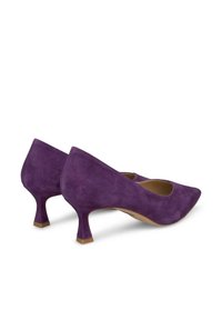 Pumps bassa in camoscio viola con punta appuntita, caratterizzate da una trama liscia e un design del tacco curvo e svasato.