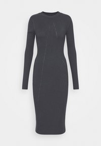 Robe mi-longue en maille côtelée gris foncé à manches longues, avec un col rond et un motif texturé diagonal subtil sur le devant.