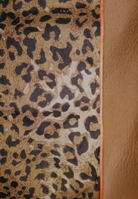 Mustang MIT STEHKRAGEN - Veste en cuir - cognac