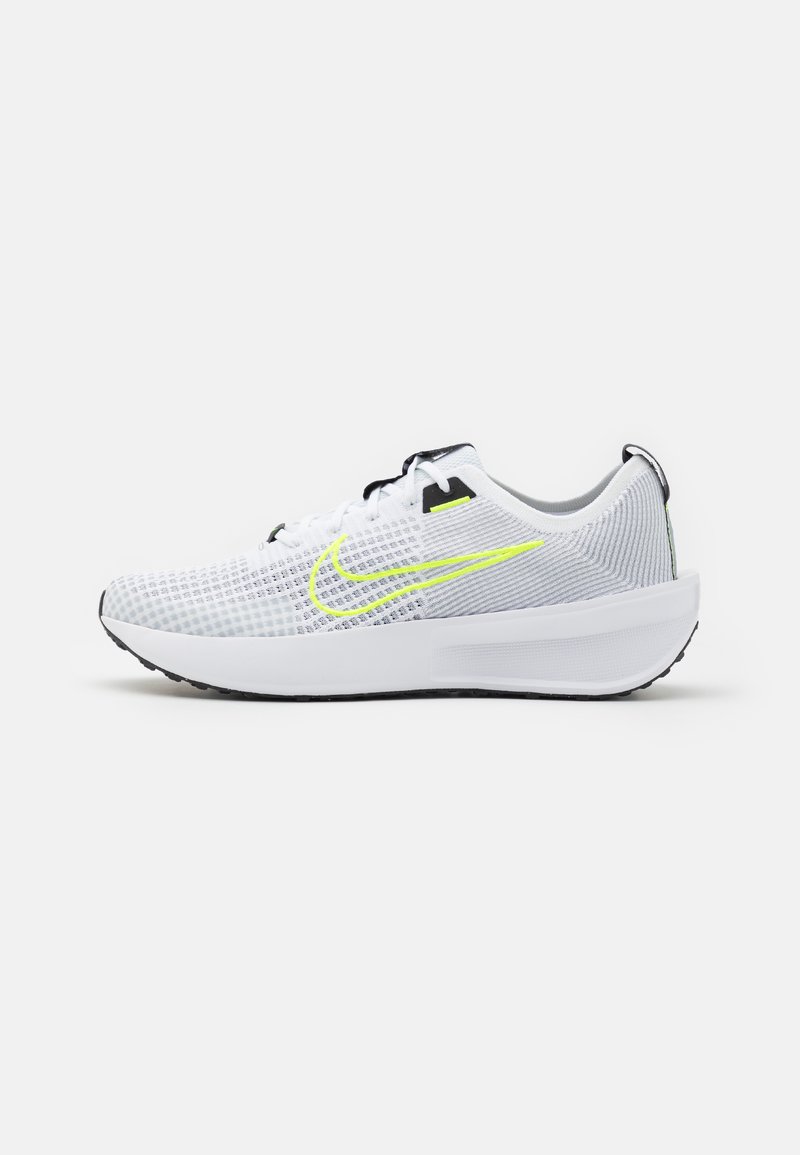 Nike Performance - INTERACT RUN - Nevtralni tekaški čevlji - white/volt/wolf grey/black, Povečajte