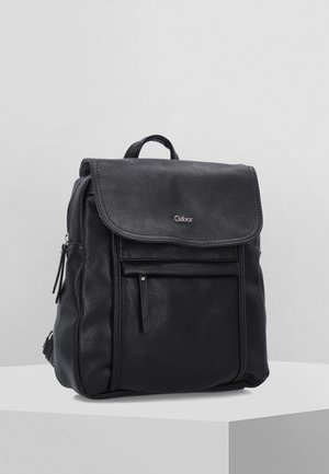 Zaino in pelle nera con finitura testurizzata, chiusura a pattina, tasca frontale con zip e tasche laterali doppie; design minimalista con manico superiore.