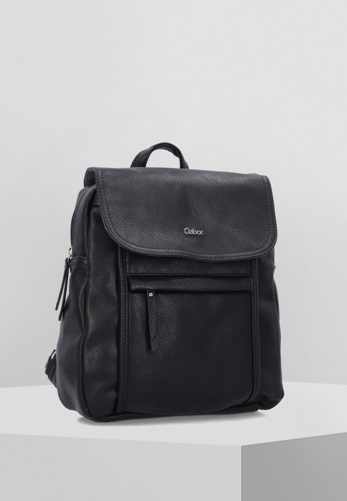 Zaino in pelle nera con finitura testurizzata, chiusura a pattina, tasca frontale con zip e tasche laterali doppie; design minimalista con manico superiore.