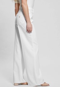 Guess BELLFLOWER WIDE LEG  - Platėjantys džinsai - bianco