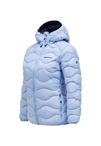 Doudoune bleu clair avec capuche, motifs ondulés, fermeture éclair frontale, poches latérales et doublure intérieure noire.