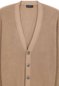 Cardigan lavorato a maglia beige con scollatura a V profonda, cinque bottoni scuri, texture a costine e maniche lunghe. Etichetta del marchio visibile all'interno dello scollo.