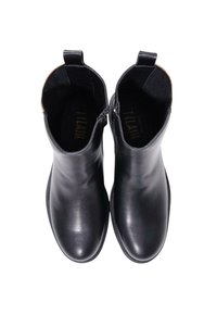 Botas de tobillo de cuero negro con una textura lisa, cierre de cremallera en el lateral y lengüetas en el talón para ponérselas fácilmente. Diseño de punta redonda.