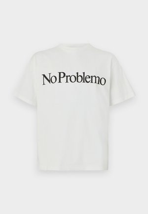 Valkoinen puuvillapaita, jossa on lyhyet hihat ja pyöreä kaula-aukko. Edessä on musta teksti, joka lukee "No Problemo" rohkealla, kaarevalla fontilla.