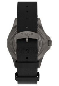Reloj con correa de cuero negro y caja gris mate. Cuenta con una hebilla pulida con "TIMEX" grabado. La parte trasera presenta una superficie texturizada y la información sobre resistencia al agua.