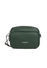 Borsa a tracolla rettangolare verde con due scomparti con zip, texture in pelle liscia, hardware argentato e logo "Lancaster Paris" stampato.