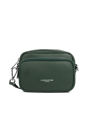 Borsa a tracolla rettangolare verde con due scomparti con zip, texture in pelle liscia, hardware argentato e logo "Lancaster Paris" stampato.