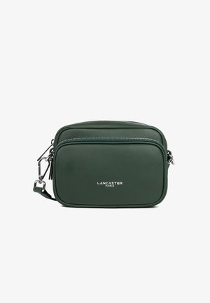 Borsa a tracolla rettangolare verde con due scomparti con zip, texture in pelle liscia, hardware argentato e logo "Lancaster Paris" stampato.