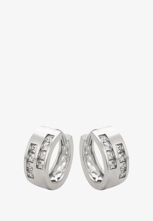 Et par sølv hoopsøreringe med to rækker af kvadratisk skårede klare ædelstene på hver.