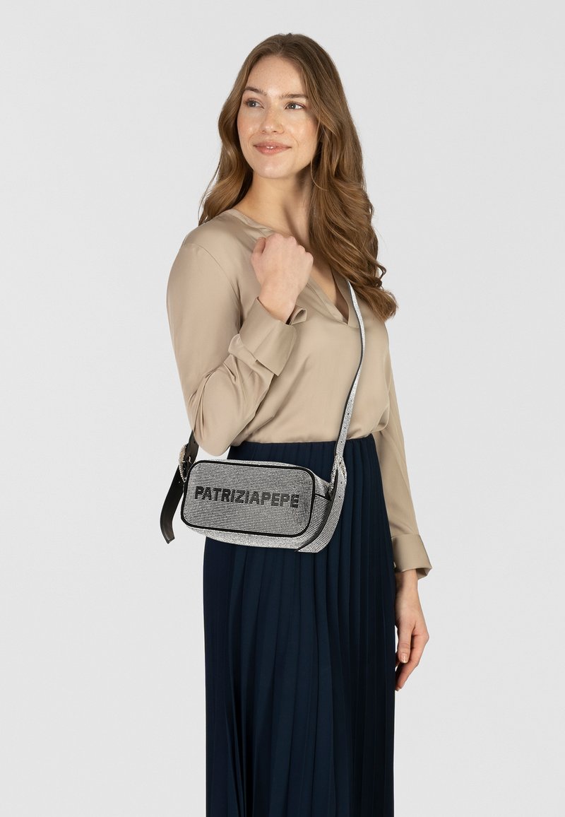 Bolso de hombro texturizado gris con logo "PATRIZIA PEPE", correa delgada negra, forma rectangular y detalles metálicos.