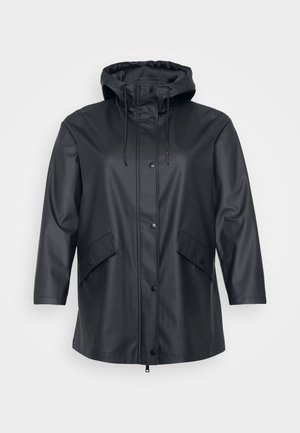 Zwarte waterdichte jas met een capuchon, drukknoopsluitingen, twee voorzakken en elastische aantrekkoorden voor een verstelbare pasvorm. Soepele textuur.