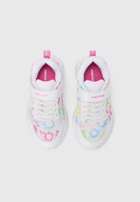 Ténis de malha branca com padrão floral multicolorido, detalhes cor-de-rosa e uma tira de Velcro. Sola texturada e colarinho acolchoado.