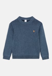 Maglione a costine blu navy con maniche lunghe e scollo rotondo; presenta un piccolo emblema di orso marrone sul petto a sinistra.