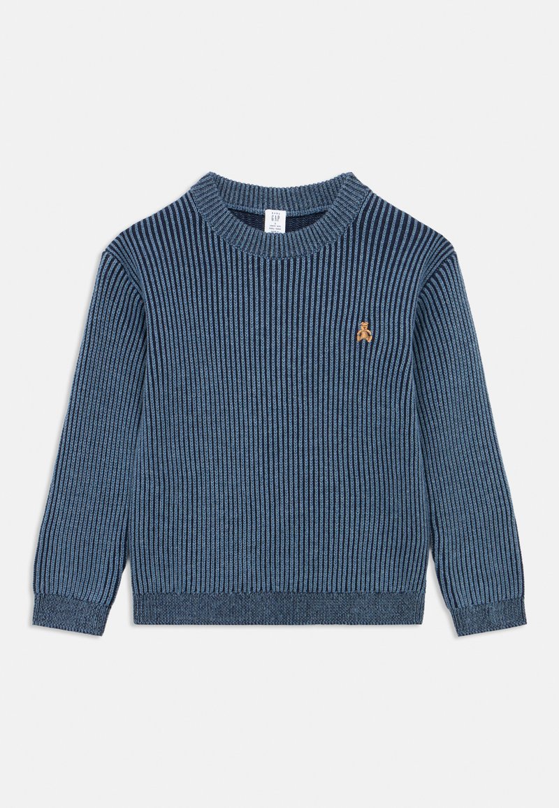 Maglione a costine blu navy con maniche lunghe e scollo rotondo; presenta un piccolo emblema di orso marrone sul petto a sinistra.