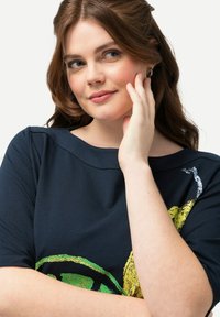Ulla Popken FRUIT SHORT SLEEVE BOAT NECK GRAPHIC  - Camiseta estampada - navy blue