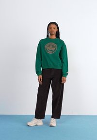 New Balance ATHLETICS CREST CREW - Mikina - nightwatch green