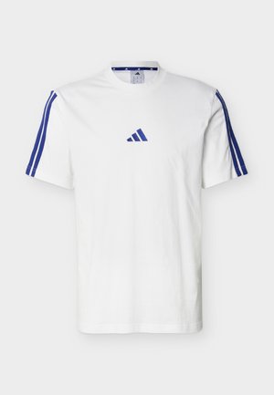 Λευκό κοντομάνικο t-shirt Adidas με μπλε τριπλή ρίγα στα μανίκια και μικρό κεντρικό μπλε λογότυπο στο στήθος.
