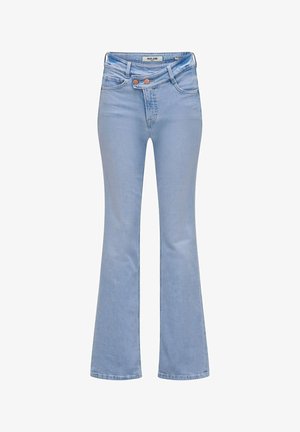 Vaqueros acampanados de talle alto en azul claro con cierre de doble botón y bolsillos delanteros, etiquetados como "Salsa Jeans" en la pretina.