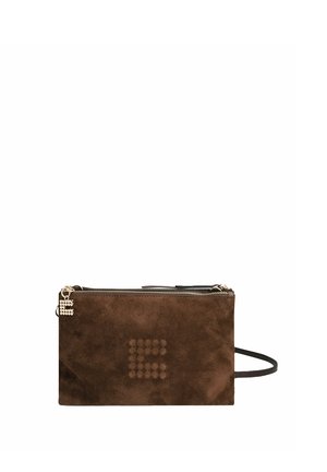 Pochette rectangulaire en daim marron avec fermeture éclair, une sangle pour poignet et un motif en relief de points formant la lettre "E" à l'avant.