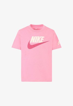 Różowa koszulka z bawełny z dużym białym logo "NIKE" oraz różowym wzorem w formie swoosha. Krótkie rękawy i okrągły dekolt. Prosty design.