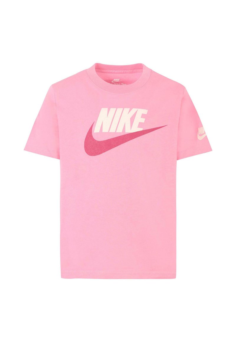 Camiseta de algodón rosa con un gran logo blanco de "NIKE" y un gráfico de swoosh rosa. Manga corta y cuello redondo. Diseño simple.