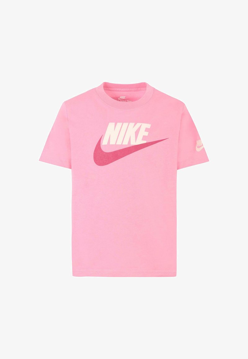 Camiseta de algodón rosa con un gran logo blanco de "NIKE" y un gráfico de swoosh rosa. Manga corta y cuello redondo. Diseño simple.